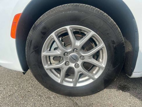 Used 2025 Chrysler Pacifica Select FWD image 9