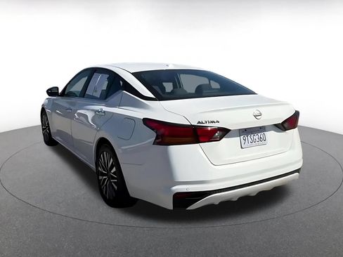 Used 2025 Nissan Altima 2.5 SV FWD image 11