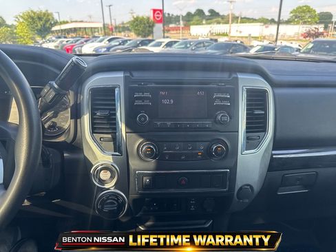 Used 2018 Nissan Titan SV AWD/4WD image 16