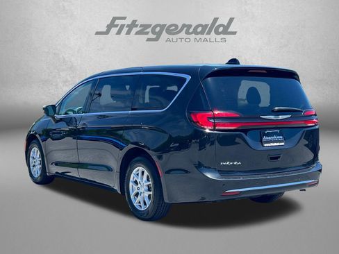 Used 2023 Chrysler Pacifica Touring-L FWD image 9
