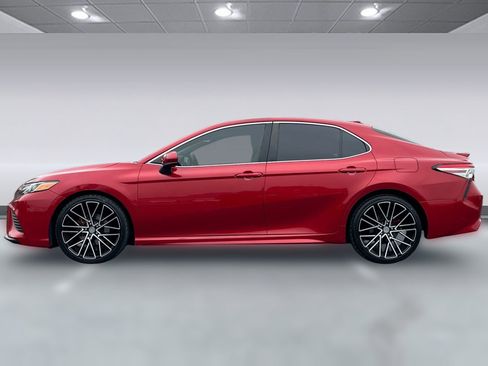 Used 2019 Toyota Camry SE image 2