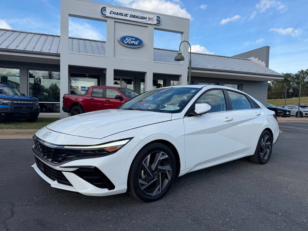 Used 2025 Hyundai Elantra SEL FWD image 1