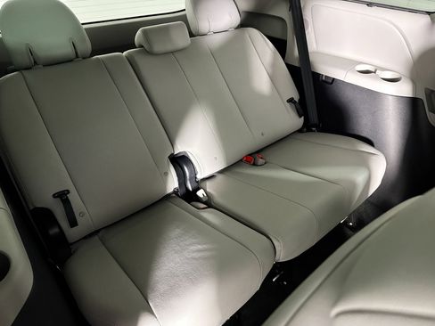 Used 2017 Toyota Sienna Limited Premium image 38