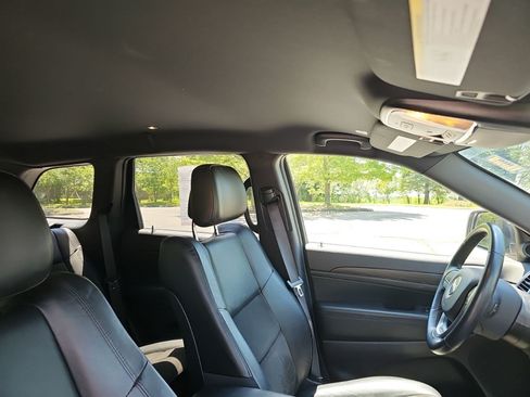 Used 2021 Jeep Grand Cherokee Laredo X AWD/4WD image 12