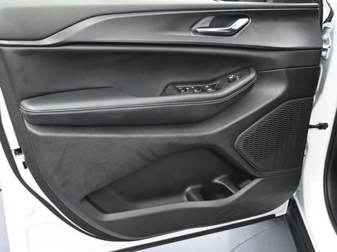 Certified 2024 Jeep Grand Cherokee Altitude image 10