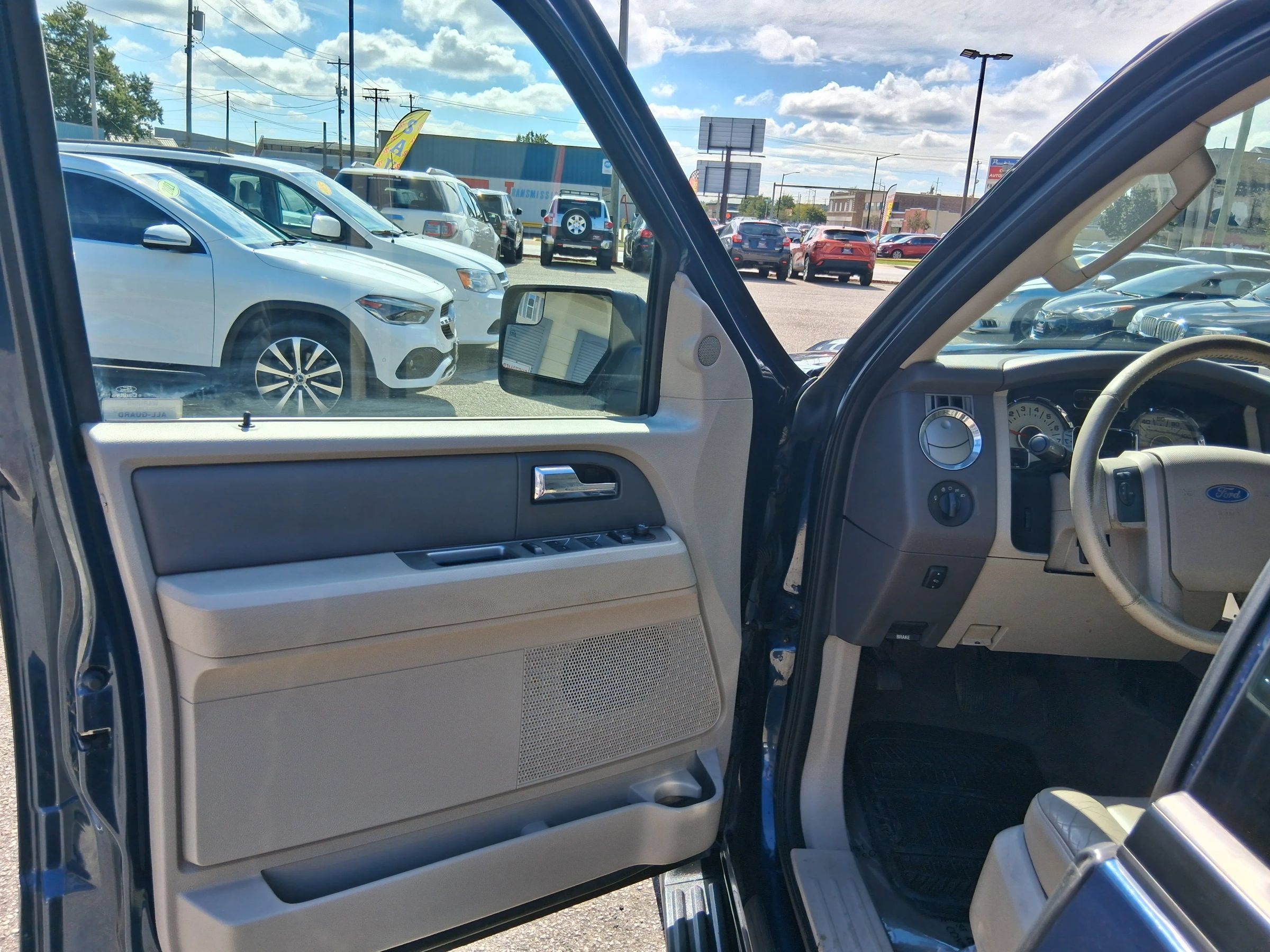 Used 2014 Ford Expedition XLT w/ Leather Seating Package AWD/4WD image 11
