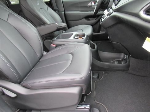 New 2026 Chrysler Pacifica Select w/ S Appearance Package image 9