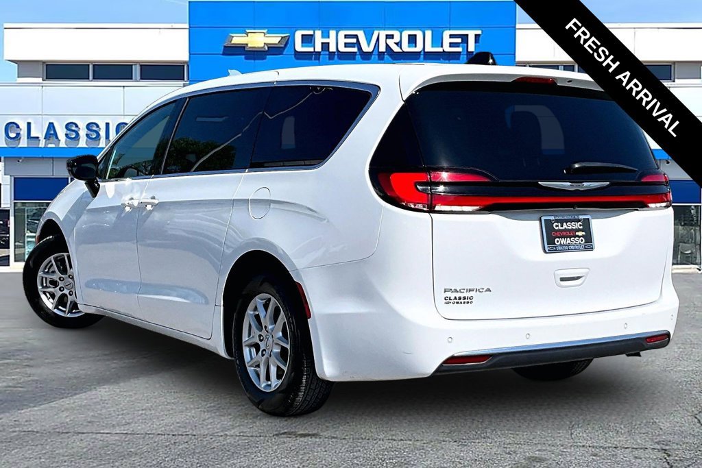 Used 2025 Chrysler Pacifica Select FWD image 3