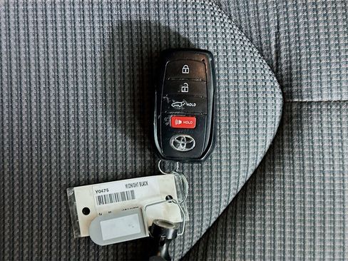 Used 2024 Toyota Highlander LE image 34