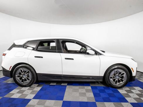 Used 2022 BMW iX xDrive50 w/ Premium Package AWD/4WD image 4