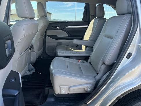 Used 2019 Toyota Highlander XLE AWD/4WD image 14