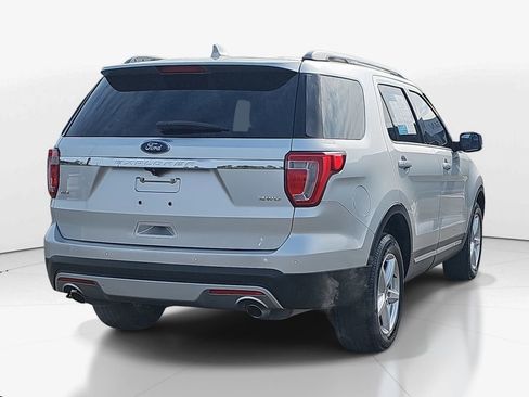 Used 2017 Ford Explorer XLT image 5