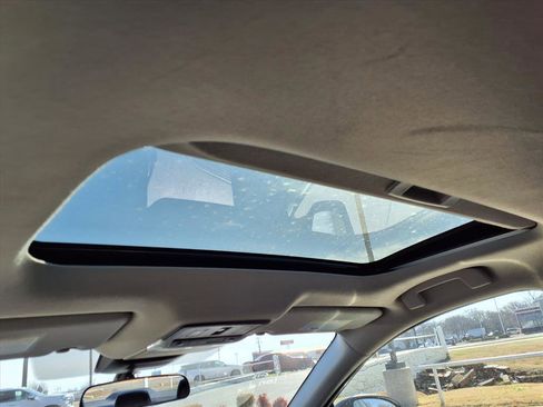 Used 2025 Nissan Sentra SR w/ SR Premium Package image 17