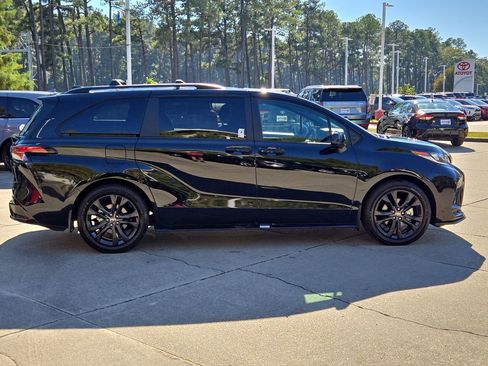 Used 2025 Toyota Sienna XSE image 8
