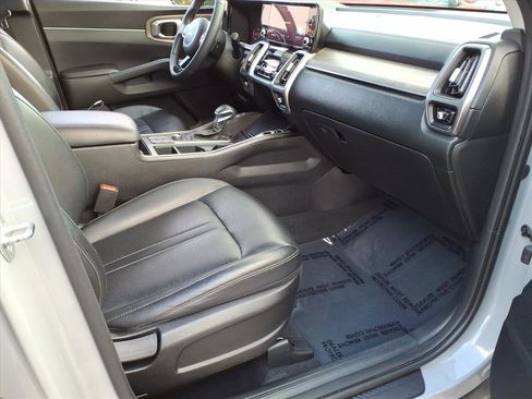 Used 2023 Kia Sorento S image 9