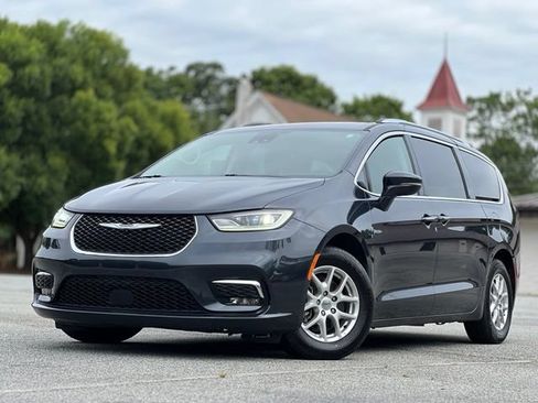 Used 2021 Chrysler Pacifica Touring-L FWD image 1
