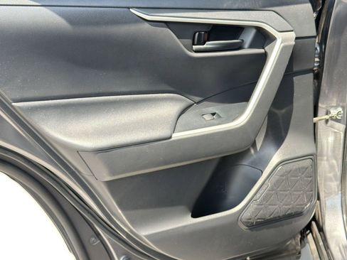 Used 2019 Toyota RAV4 LE AWD/4WD image 28