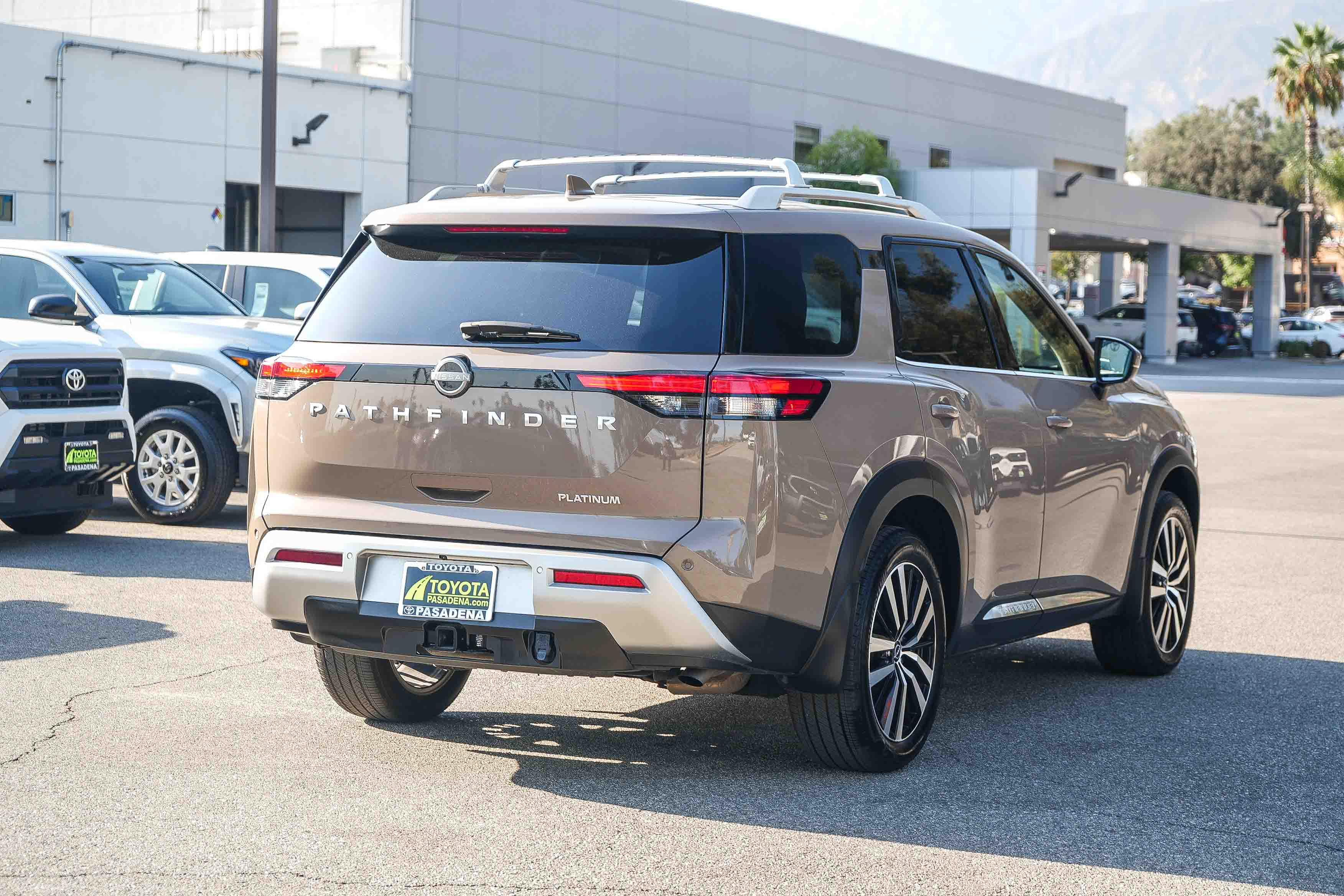 Used 2025 Nissan Pathfinder Platinum FWD image 6