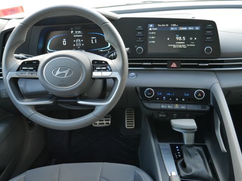 Used 2025 Hyundai Elantra Sport image 15