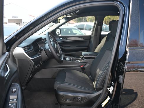Used 2024 Jeep Grand Cherokee Laredo w/ Luxury Tech Group I AWD/4WD image 7