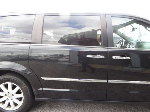 Used 2015 Chrysler Town & Country Touring w/ Driver Convenience Group image 36