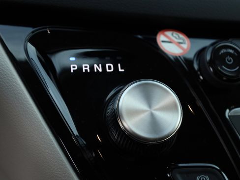 Used 2023 Chrysler Voyager LX image 9