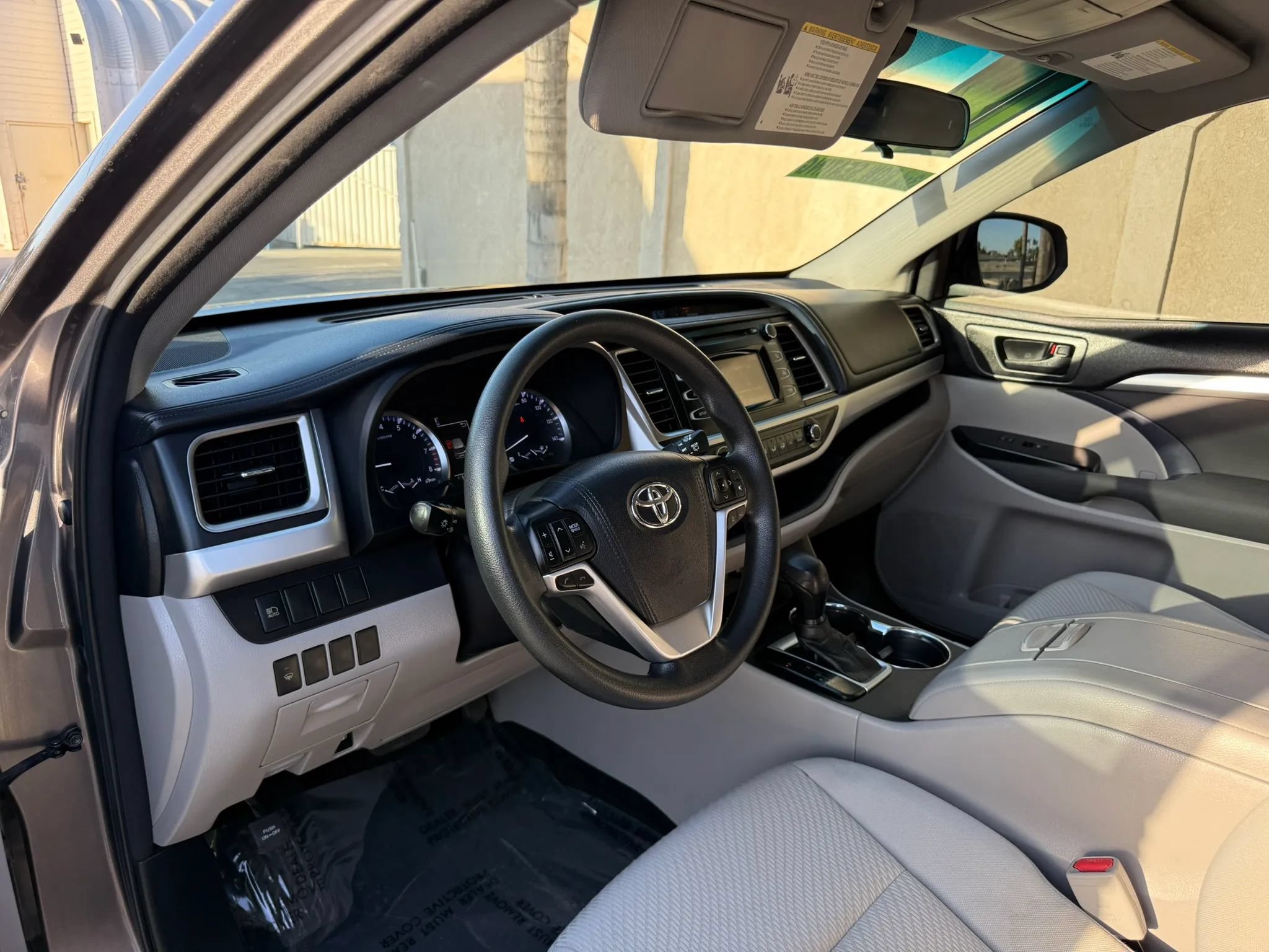 Used 2018 Toyota Highlander LE w/ Carpet Mat Package (TMS) AWD/4WD image 20