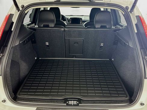 Used 2023 Volvo XC40 B4 Core w/ Convenience Package image 24