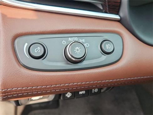 Used 2018 Buick LaCrosse Avenir image 18