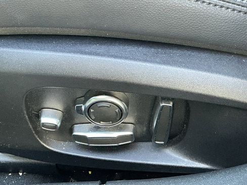 Used 2022 Jaguar XF SE image 11