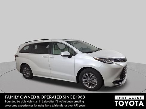 Used 2023 Toyota Sienna XLE AWD/4WD image 5