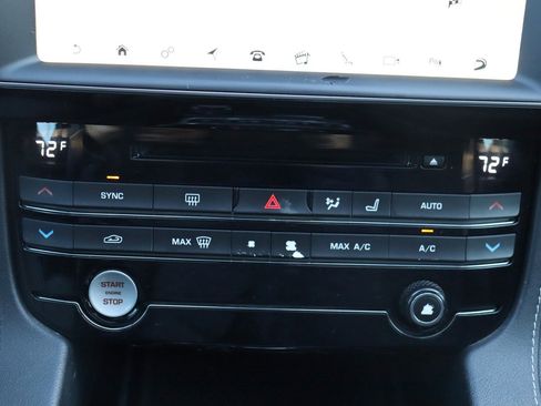 Used 2018 Jaguar F-PACE R-Sport image 40