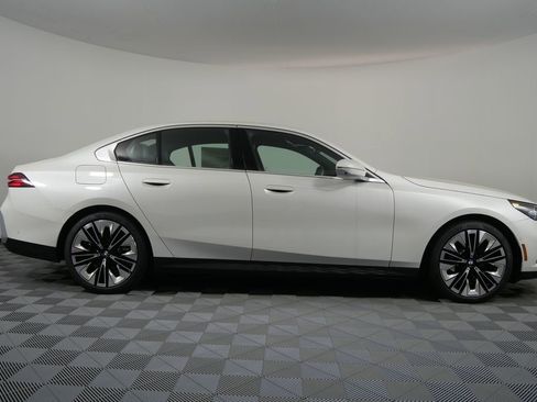 Used 2025 BMW 530i w/ Premium Package image 2