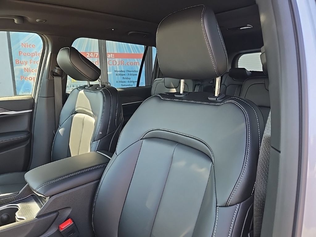 New 2026 Jeep Grand Cherokee L Limited w/ Limited Altitude Package AWD/4WD image 30