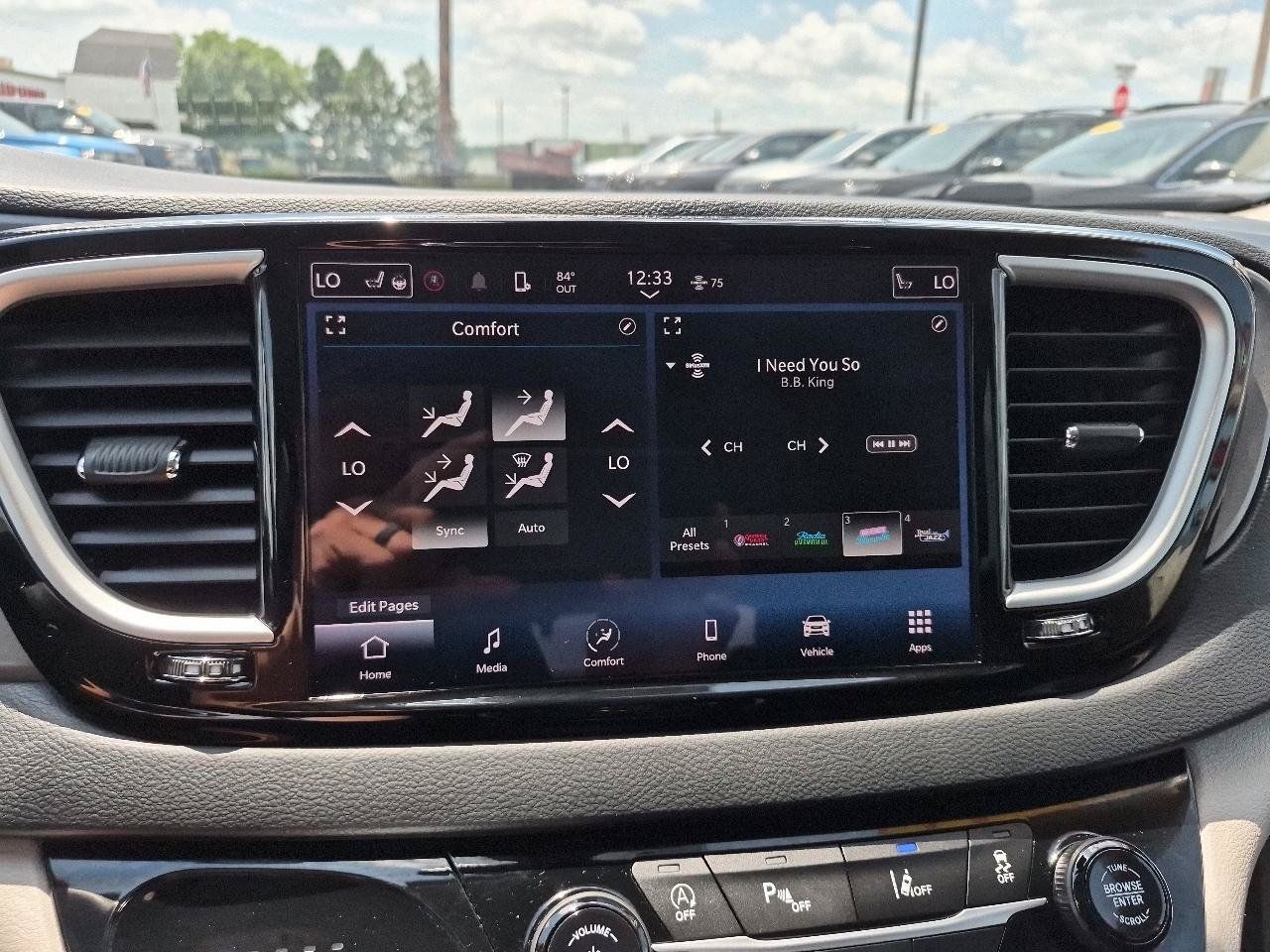 Used 2023 Chrysler Pacifica Touring-L FWD image 22