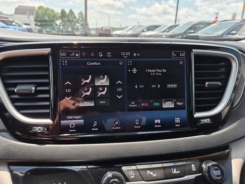 Used 2023 Chrysler Pacifica Touring-L FWD image 22
