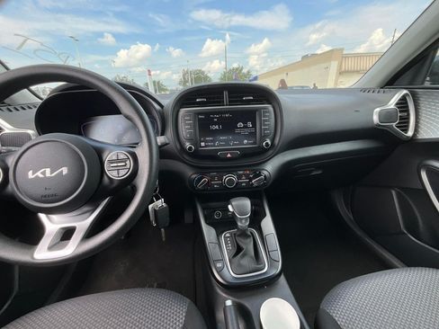 Used 2025 Kia Soul LX w/ LX Technology Package FWD image 10