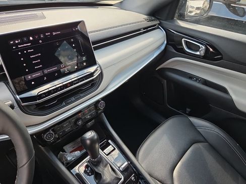 Used 2025 Jeep Compass Limited image 3