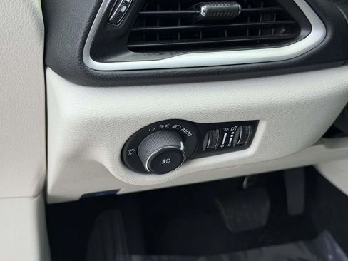 Used 2024 Chrysler Pacifica Touring-L FWD image 19