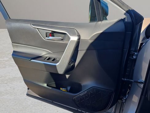 Used 2022 Toyota RAV4 XLE image 16