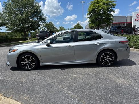 Used 2019 Toyota Camry SE w/ Audio Package FWD image 3
