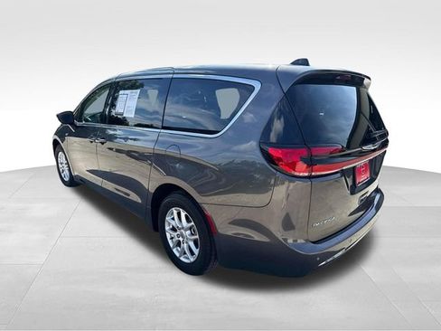 Used 2023 Chrysler Pacifica Touring-L FWD image 6