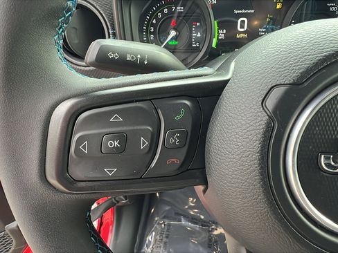 Used 2025 Jeep Wrangler Unlimited Rubicon 4xe image 27