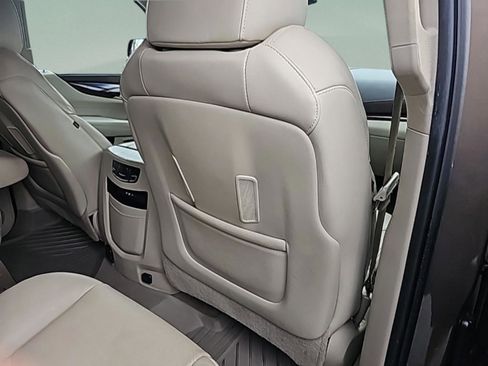 Used 2016 Cadillac Escalade Luxury image 32