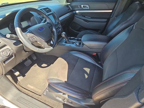 Used 2018 Ford Explorer XLT w/ Equipment Group 202A AWD/4WD image 17