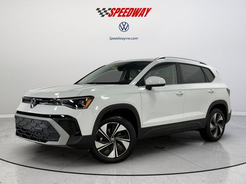 New 2025 Volkswagen Taos SE image 3