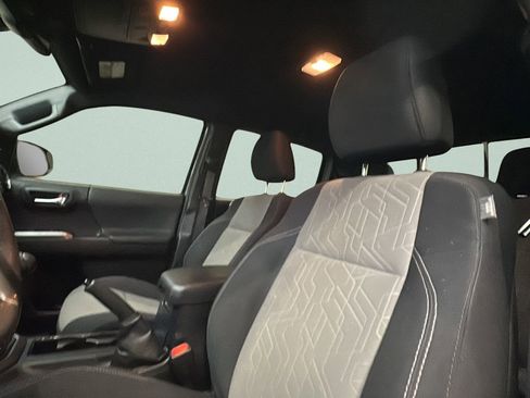 Used 2021 Toyota Tacoma TRD Off-Road w/ Technology Package image 8