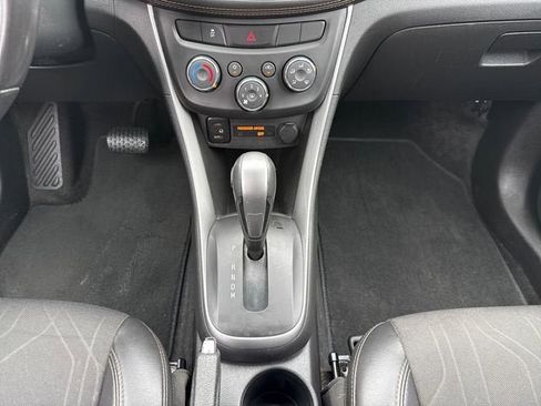Used 2019 Chevrolet Trax LT w/ LT Convenience Package FWD image 16