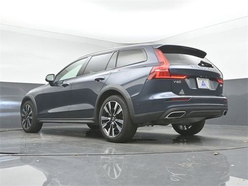 Used 2022 Volvo V60 T5 Cross Country w/ Advanced Package image 39