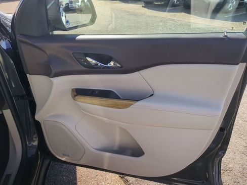 Used 2017 GMC Acadia Denali w/ Technology Package image 32